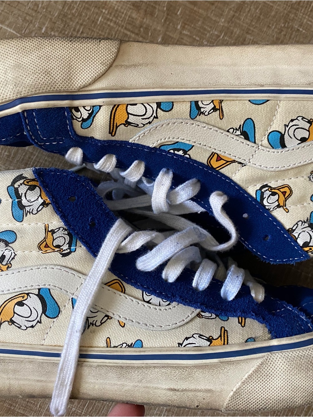 Vans vault Donald Duck. Men’s Size US 7 rare Disney Sk8-hi